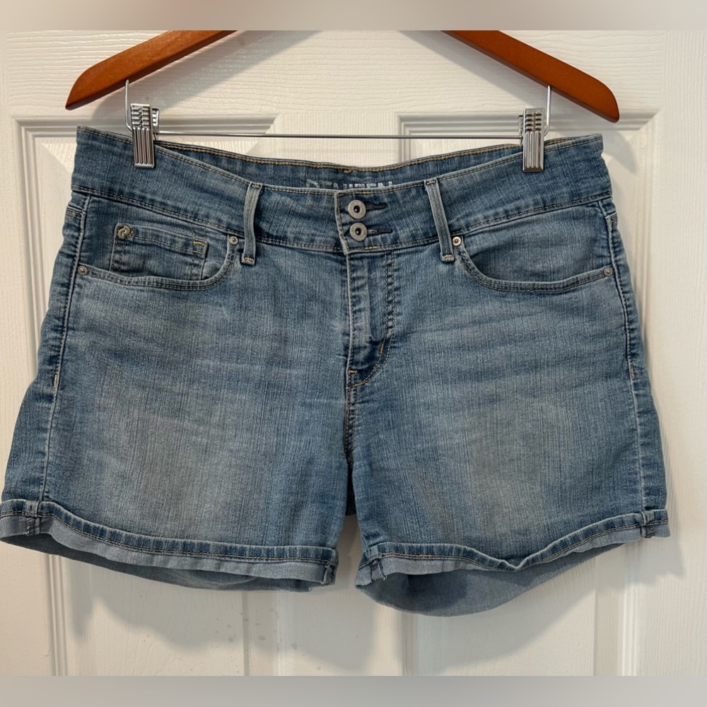 Levi’s Denizen Stretch Women’s Denim Shorts Med Wash Pockets Cuffed Hem Size 10